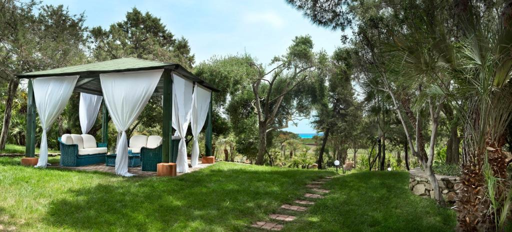 Zahrada ubytování Villaggio Cala Ginepro Resort & SPA