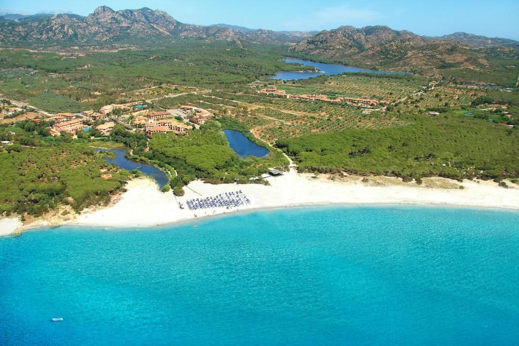 Letecký snímek ubytování Villaggio Cala Ginepro Resort & SPA