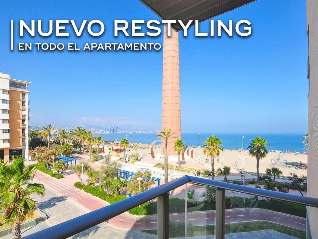 Blick auf den Strand vom Balkon eines Resorts in der Unterkunft Playa Pacífico Apartment in Málaga
