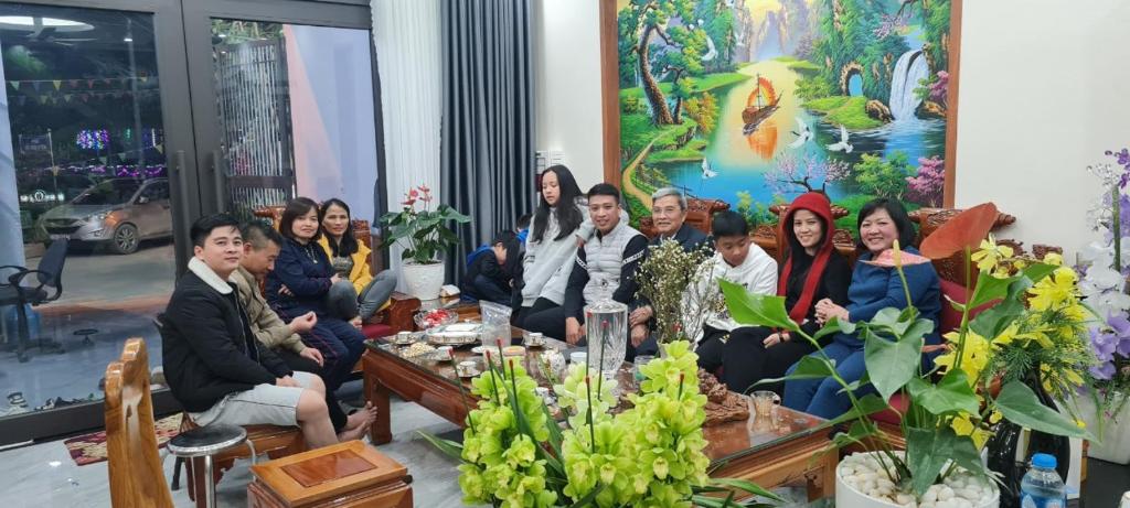 a group of people sitting in a room at Nhà nghỉ Hậu Hà in Tuyên Quang