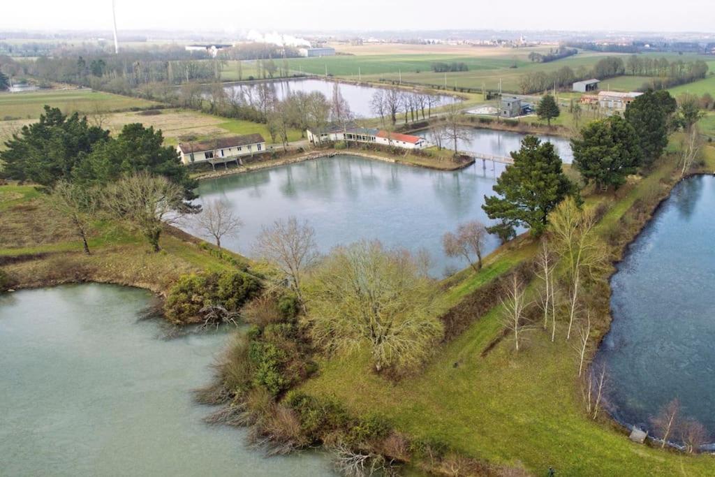 una vista aérea de un río con árboles y césped en gite au calme au coeur du vignoble Nantais, 