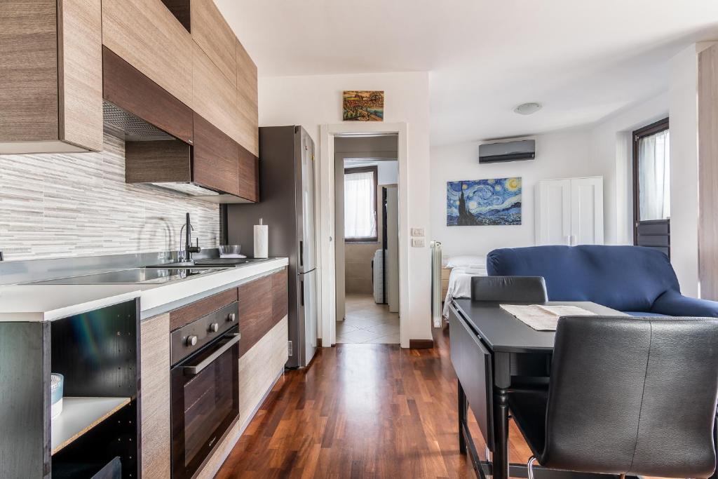 une cuisine avec une table et une salle à manger dans l'établissement Milano Certosa 2 PAX Wi-Fi - Sapri, à Milan