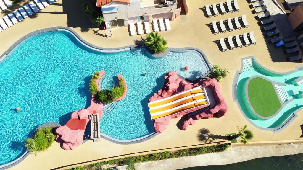 Bazén v ubytování Camping Vallée du Paradis nebo v jeho okolí