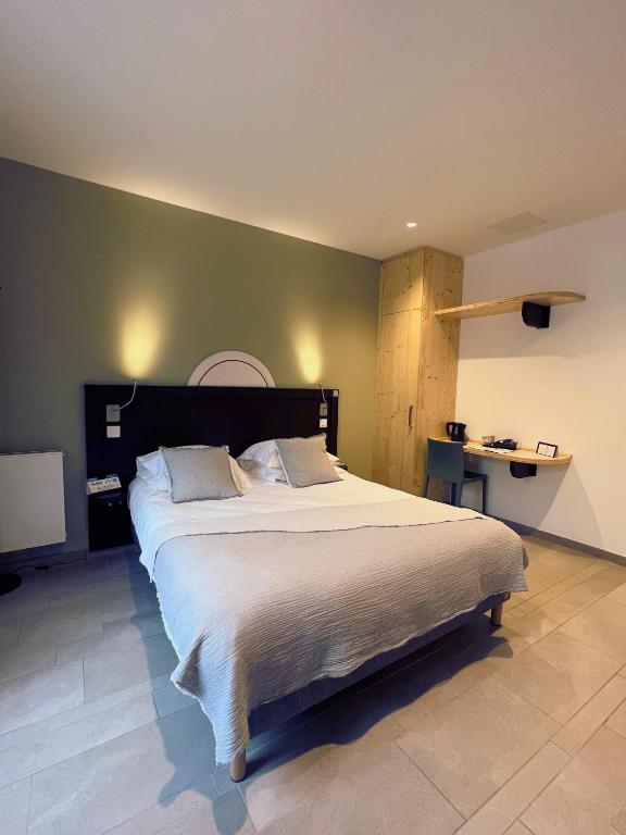 Postel nebo postele na pokoji v ubytování Logis Hôtel Altitude et Spa Pierre-Percée