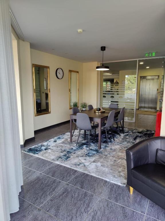 Posezení v ubytování HOTEL SANTHYAGO TROFA