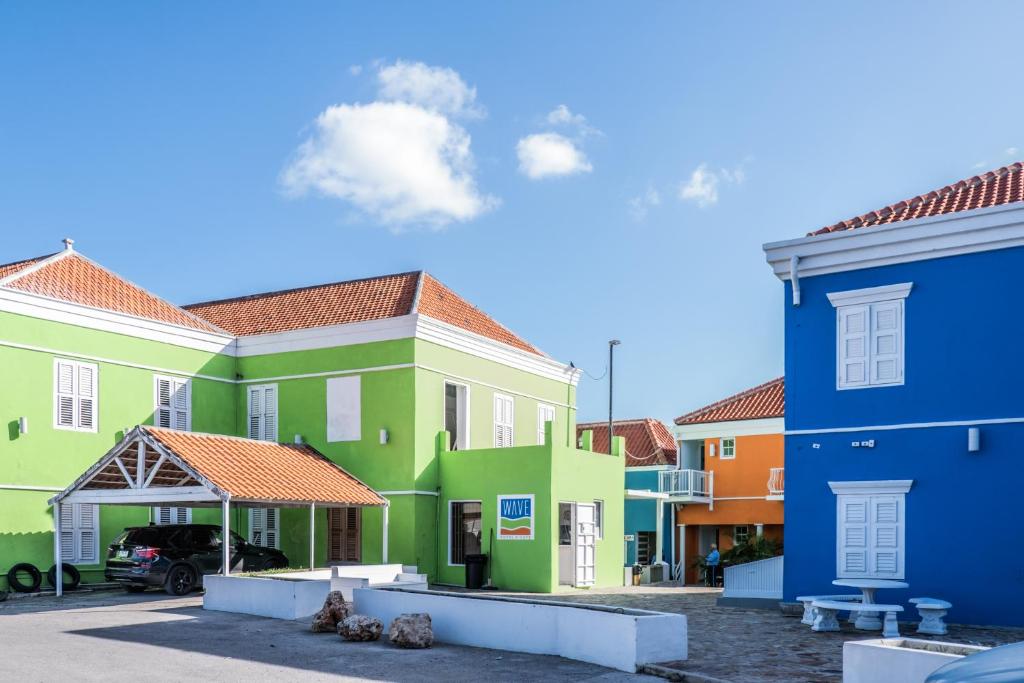 una fila di case colorate in un parcheggio di The Freedom Hotel a Willemstad