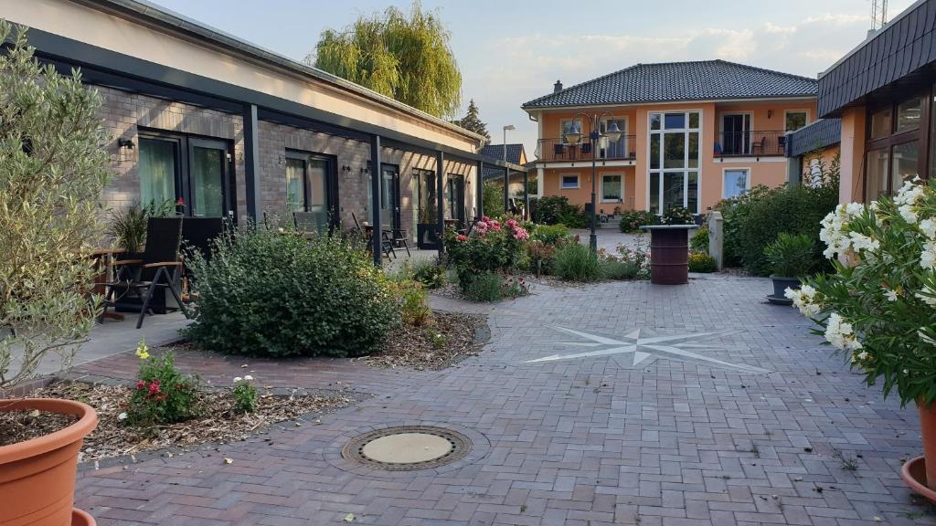 un patio con una estrella blanca en el suelo en Ferienapartments Pension Elsternest en Bad Liebenwerda