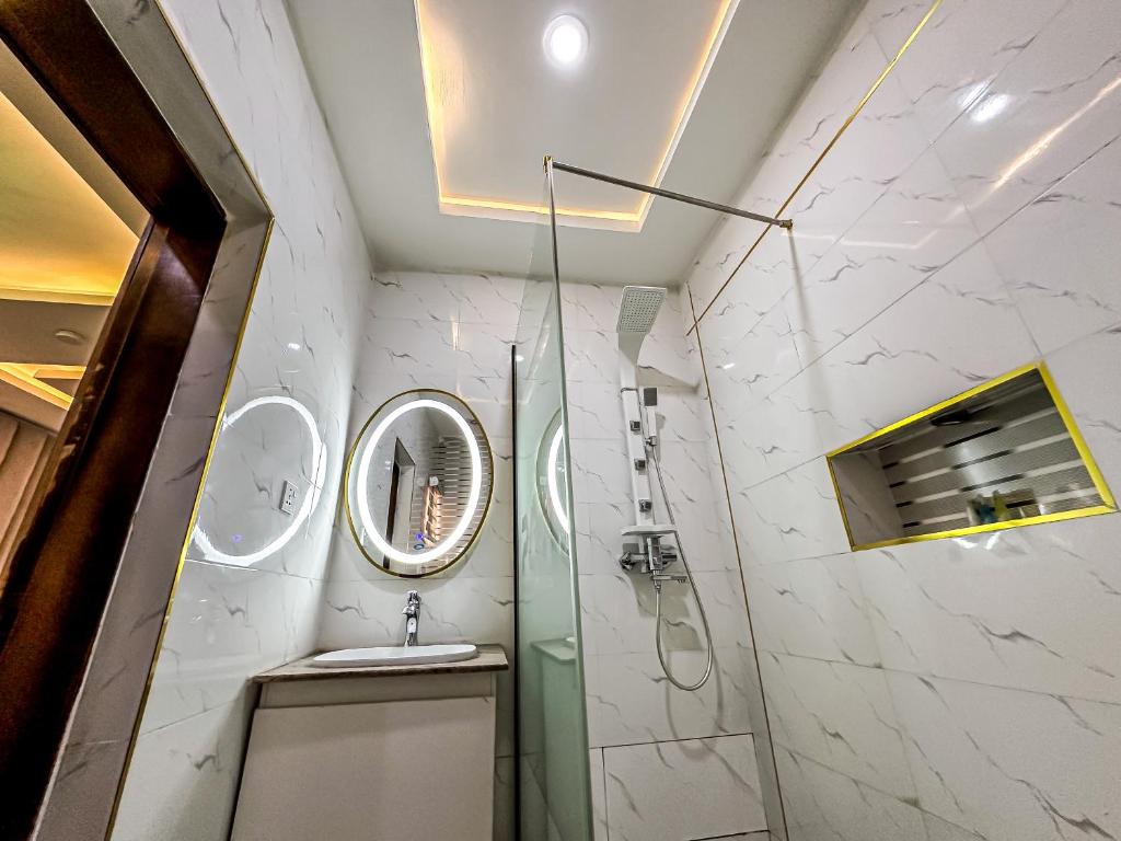 Bilik mandi di Parkview Astoria Hotel