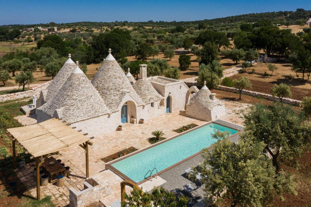 une vue aérienne d'une maison avec piscine dans l'établissement Trullo Pia, à Monopoli