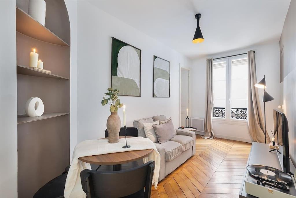 un salon avec un canapé et une table dans l'établissement Brenne - 1 chambre à Montorgueil, à Paris