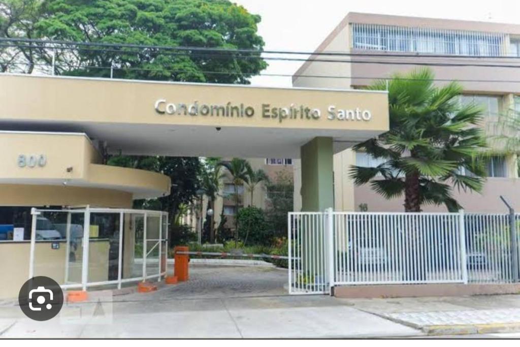 a building with a sign that reads corona epidemic saato at Apto aconchegante cecapGuarulhos in Guarulhos