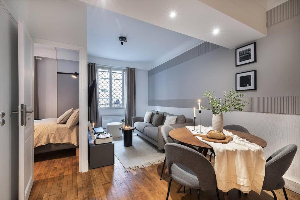 un salon avec une table et un canapé dans l'établissement Loches - 1 chambre à Mouffetard, à Paris
