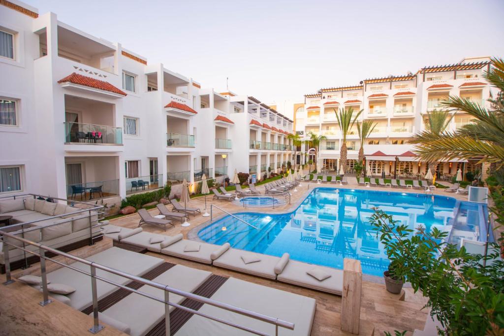 uma imagem de uma piscina num hotel em Hotel Timoulay and Spa Agadir em Agadir