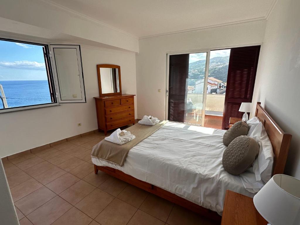 1 dormitorio con 1 cama y vistas al océano en NÃO ATIVo, en Santa Cruz