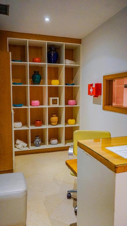 una cocina con encimera y un armario lleno de jarrones en Hotel Timoulay and Spa Agadir, en Agadir