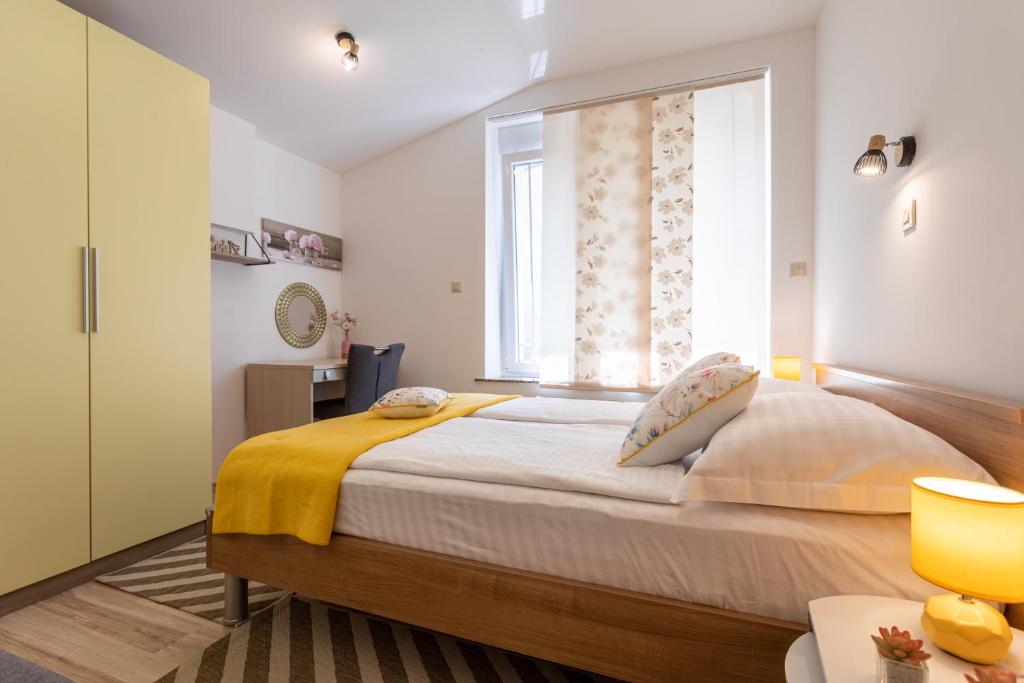 Łóżko lub łóżka w pokoju w obiekcie Apartment Marangunija