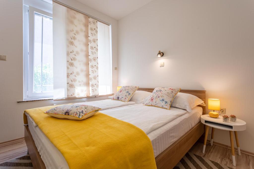 Łóżko lub łóżka w pokoju w obiekcie Apartment Marangunija