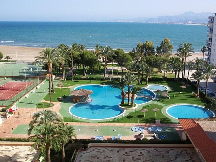 een uitzicht op een resort met 2 zwembaden en de oceaan bij Florazar 2, Viii-8-B in Cullera