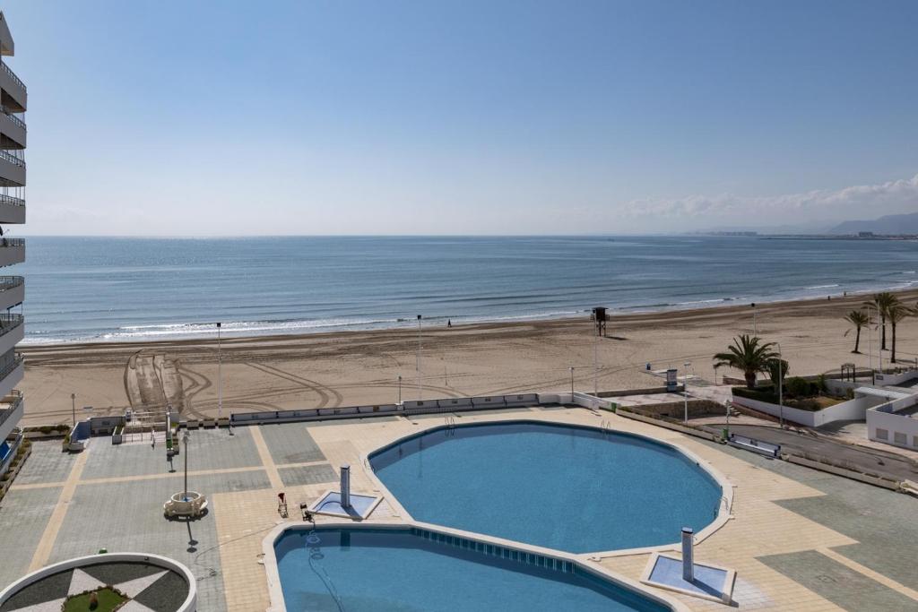 クリェラにあるPrado, B-6º-64のホテルのバルコニーからビーチの景色を望めます。
