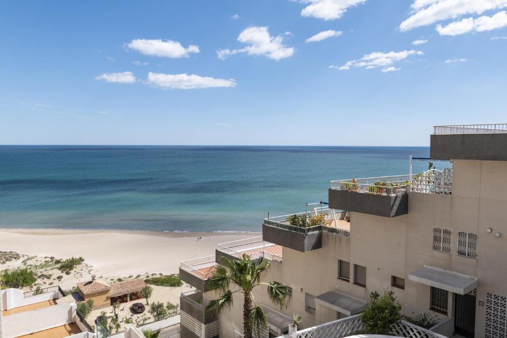 Blick auf den Strand vom Balkon eines Gebäudes in der Unterkunft Dosel, 6º-30 in Cullera