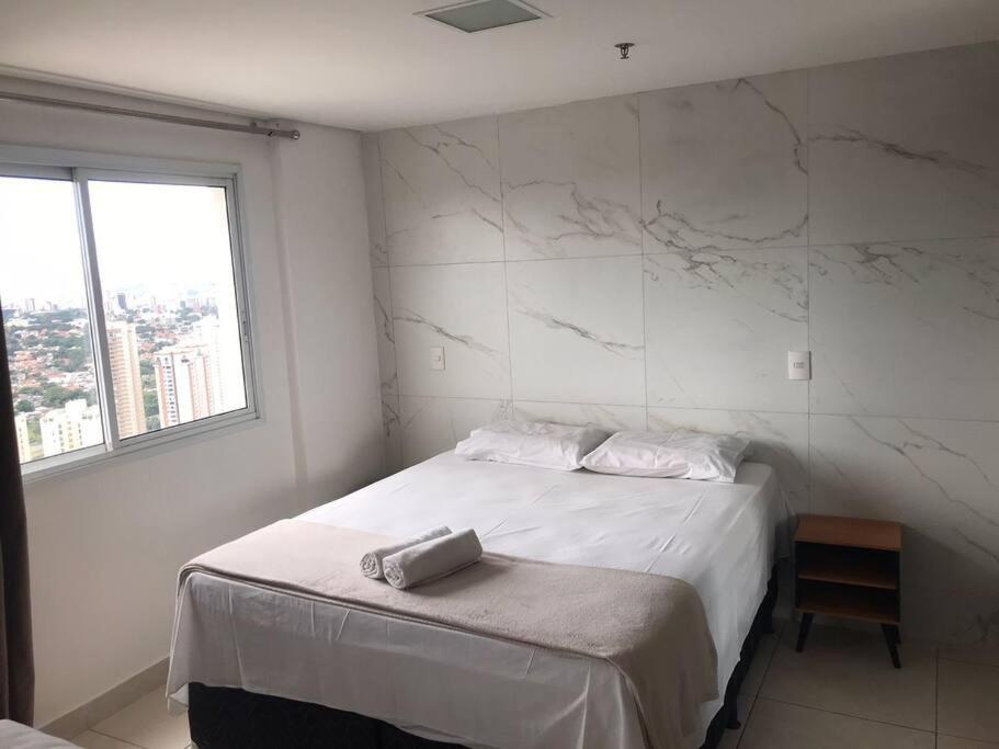 Un pat sau paturi într-o cameră la Inter Brookfield Towers