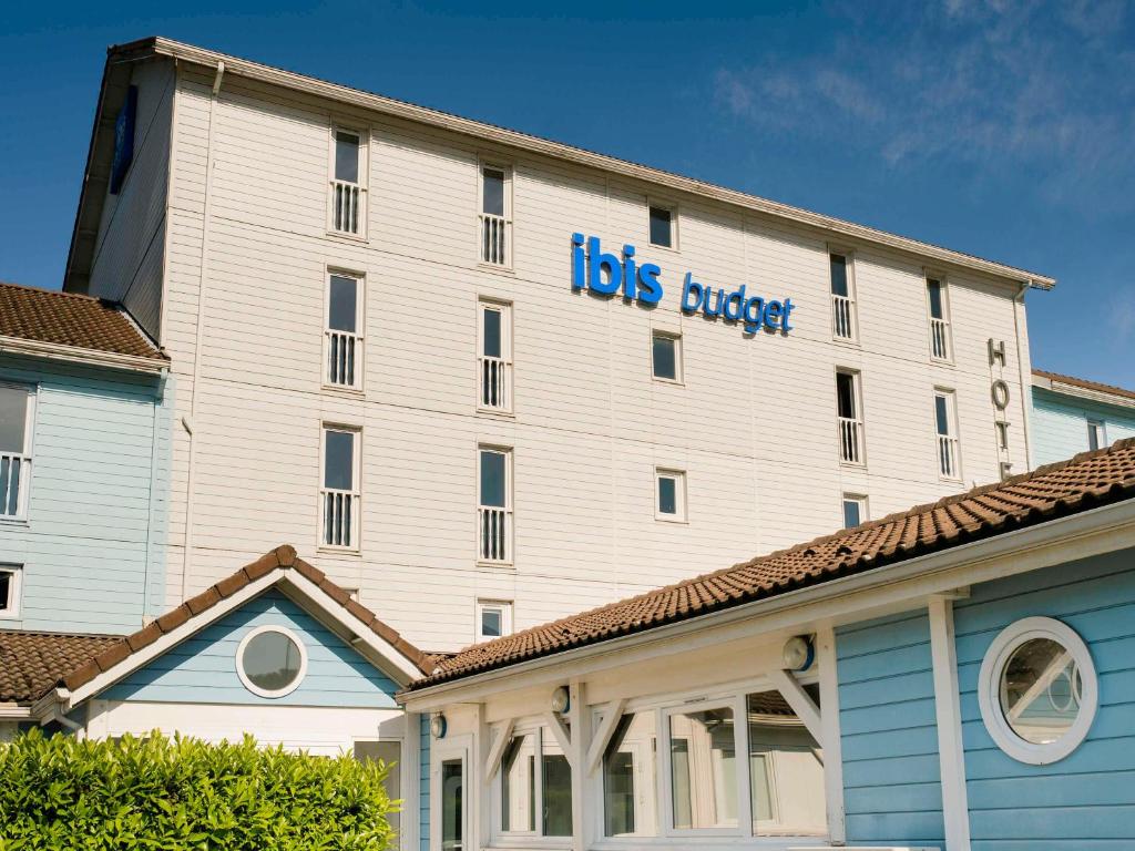 a hotel building with a sign that reads lions buffer at Ibis budget Chambéry Centre Ville in Chambéry