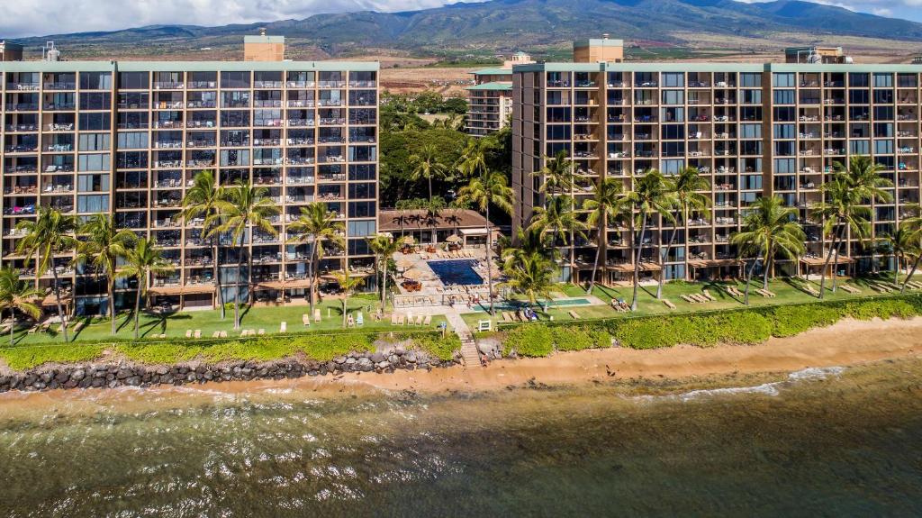 eine Luftansicht eines Resorts am Strand in der Unterkunft Aston Mahana at Kaanapali in Lahaina