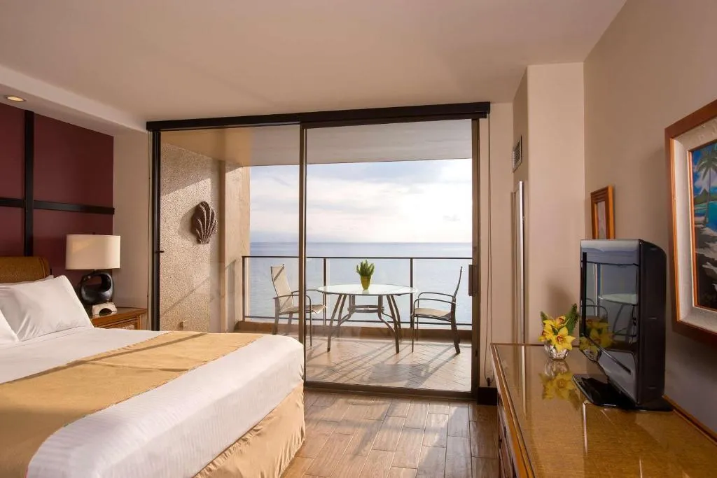 One-Bedroom Suite with Ocean Front Premium View