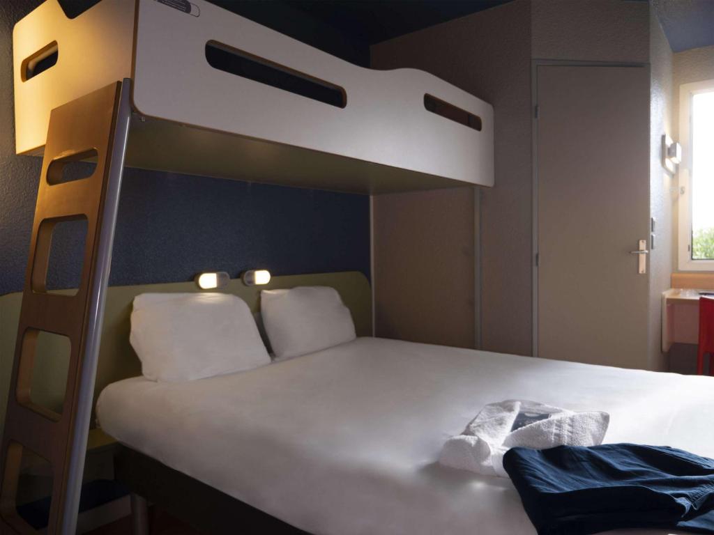 Postel nebo postele na pokoji v ubytování ibis budget Arles Sud Fourchon