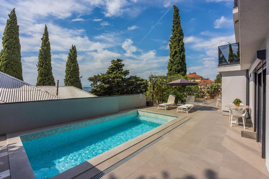 500 Meter Strand mit Pool