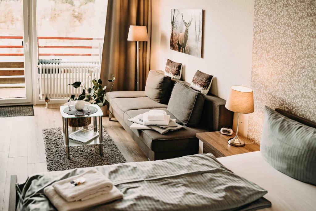 - un salon avec un lit et un canapé dans l'établissement Haus am See HS 597, à Hahnenklee