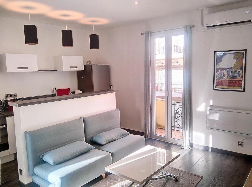 un salon avec un canapé et une table dans l'établissement Résidence Le Cendre, à Juan-les-Pins