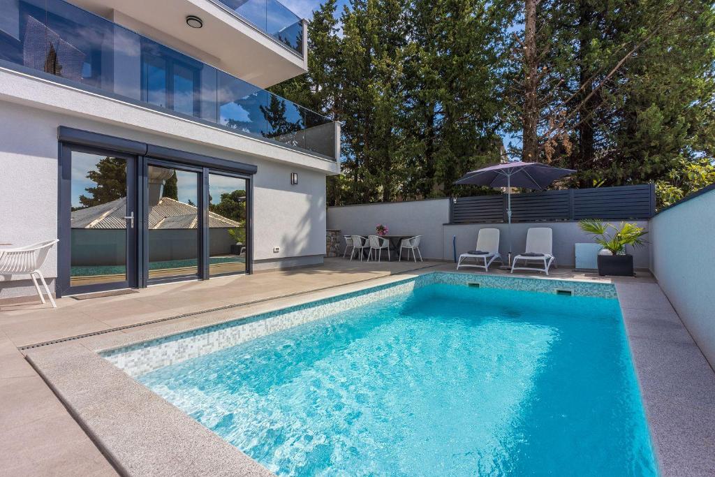 500 Meter zum Sandstrand mit Pool