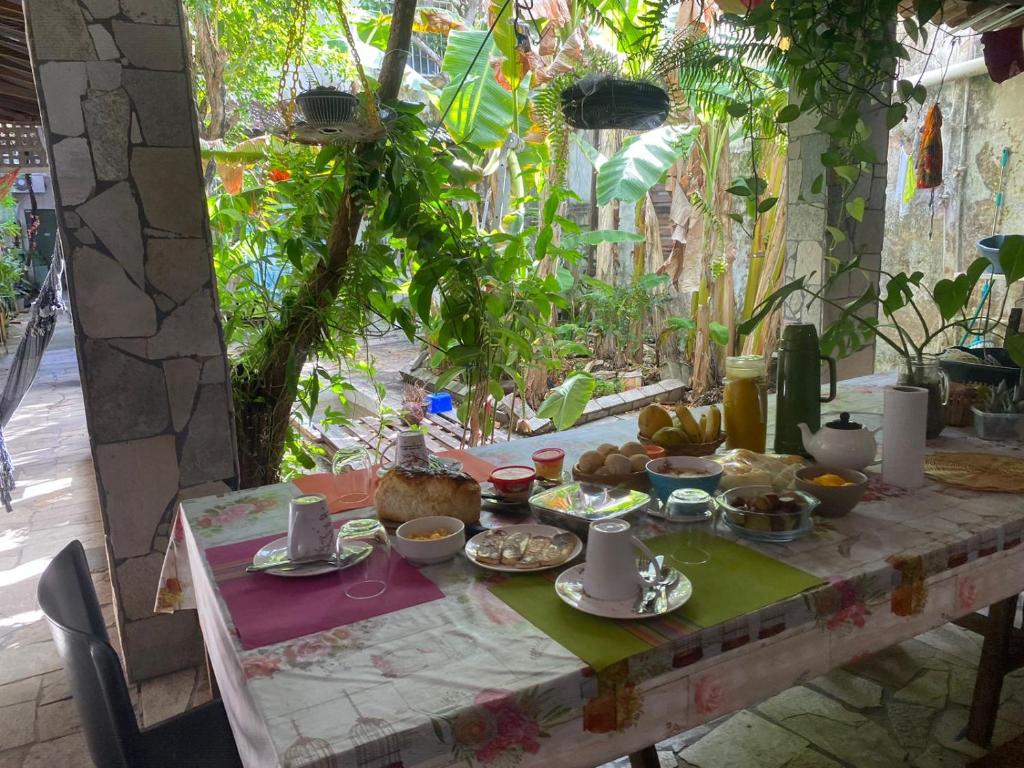 un tavolo con cibo seduto sopra di quintal293 a Recife