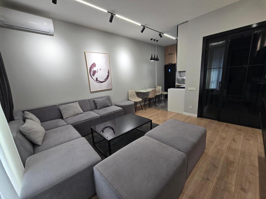 - un salon avec un canapé et une table dans l'établissement Ultra comfort apartment in NRG Oybek, à Yakkasaray