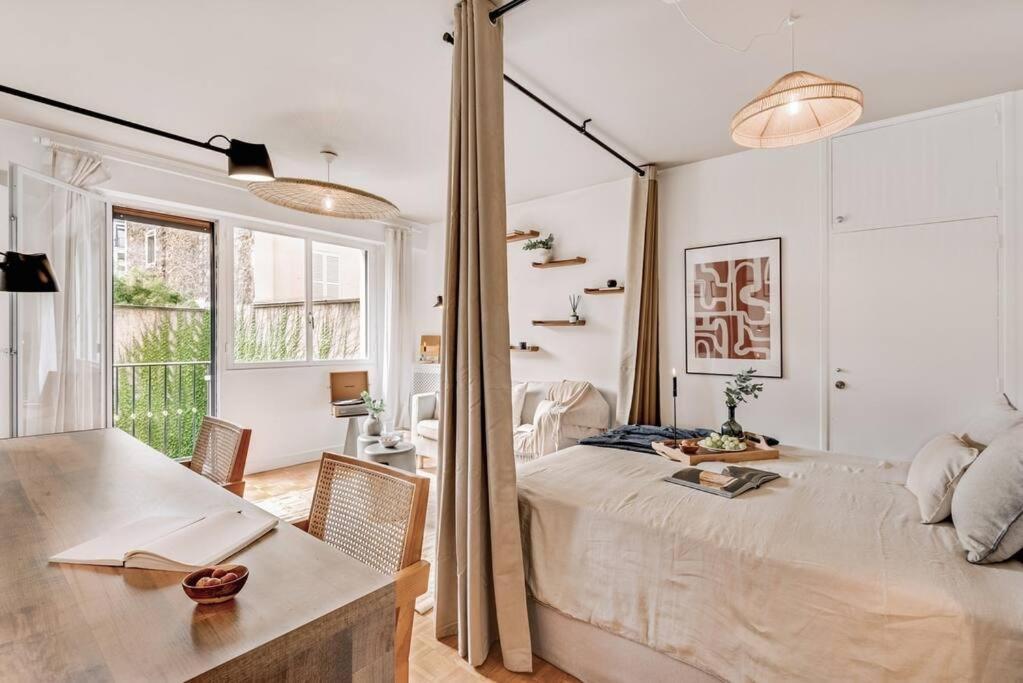 - une chambre avec un grand lit et une salle à manger dans l'établissement Marini - Studio à Auteuil, à Paris