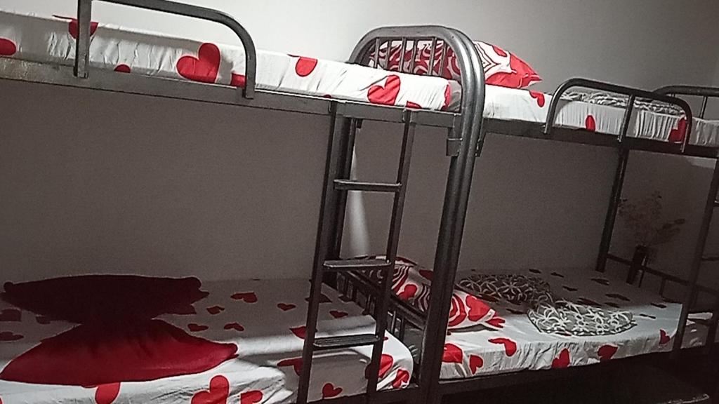 Affordable bedspacer good for 8 with breakfast - Housity
