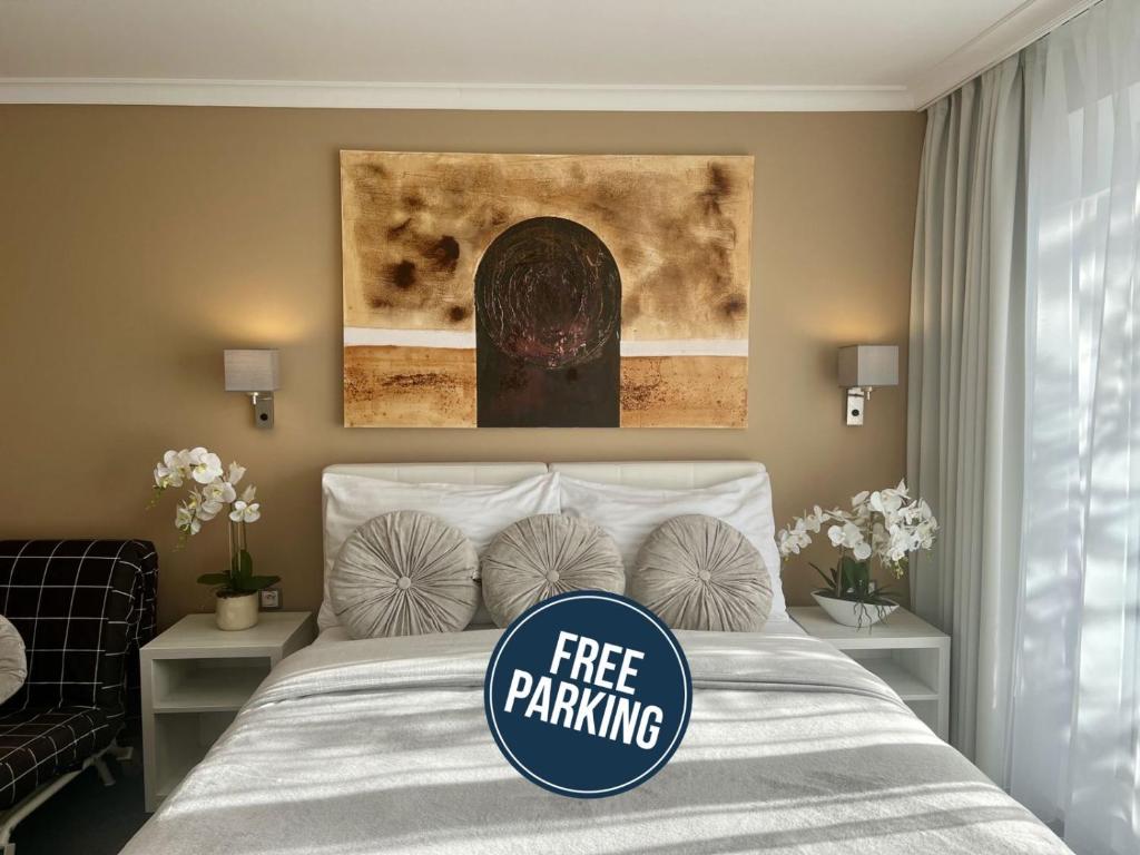 Un pat sau paturi într-o cameră la Hotel Shato Gesson