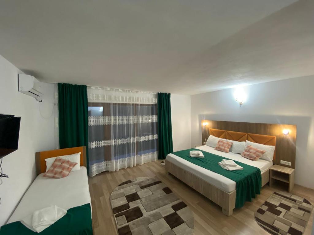 1 dormitorio pequeño con 1 cama y 1 sofá en Pensiunea Paradiso, en Sarinasuf