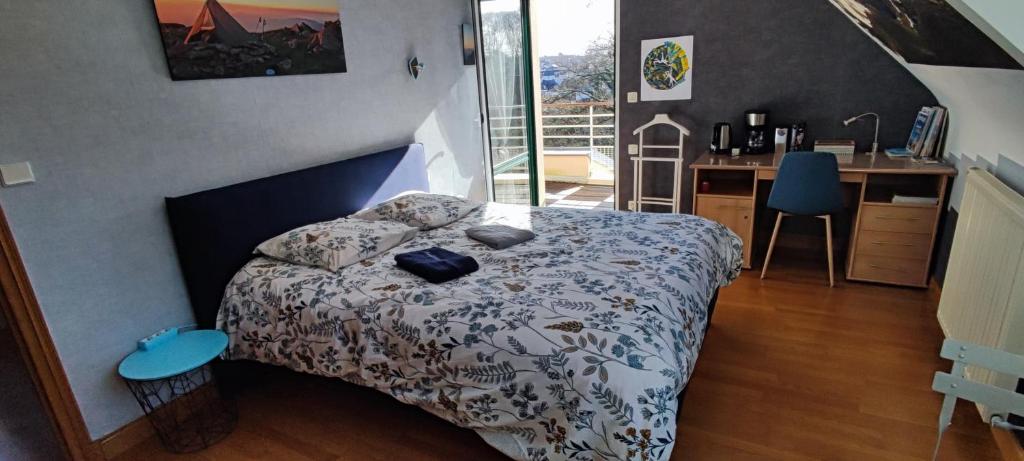 sypialnia z łóżkiem, biurkiem i umywalką w obiekcie 2 Belles chambres avec balcon sdb et WC privatifs w mieście Lannion