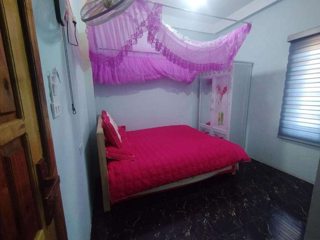 Uma ou mais camas em beliche em um quarto em Homestay A Lềnh