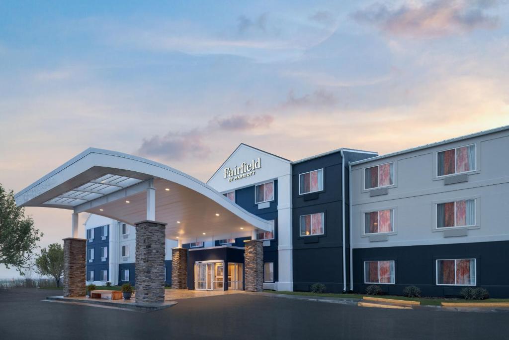 una representación de un hotel con un edificio en Fairfield Inn & Suites Kansas City Airport en Kansas City