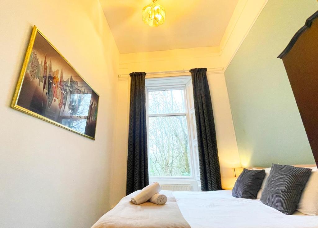 Postel nebo postele na pokoji v ubytování Catcune Suite - Four Bedroom Split Level Apartment