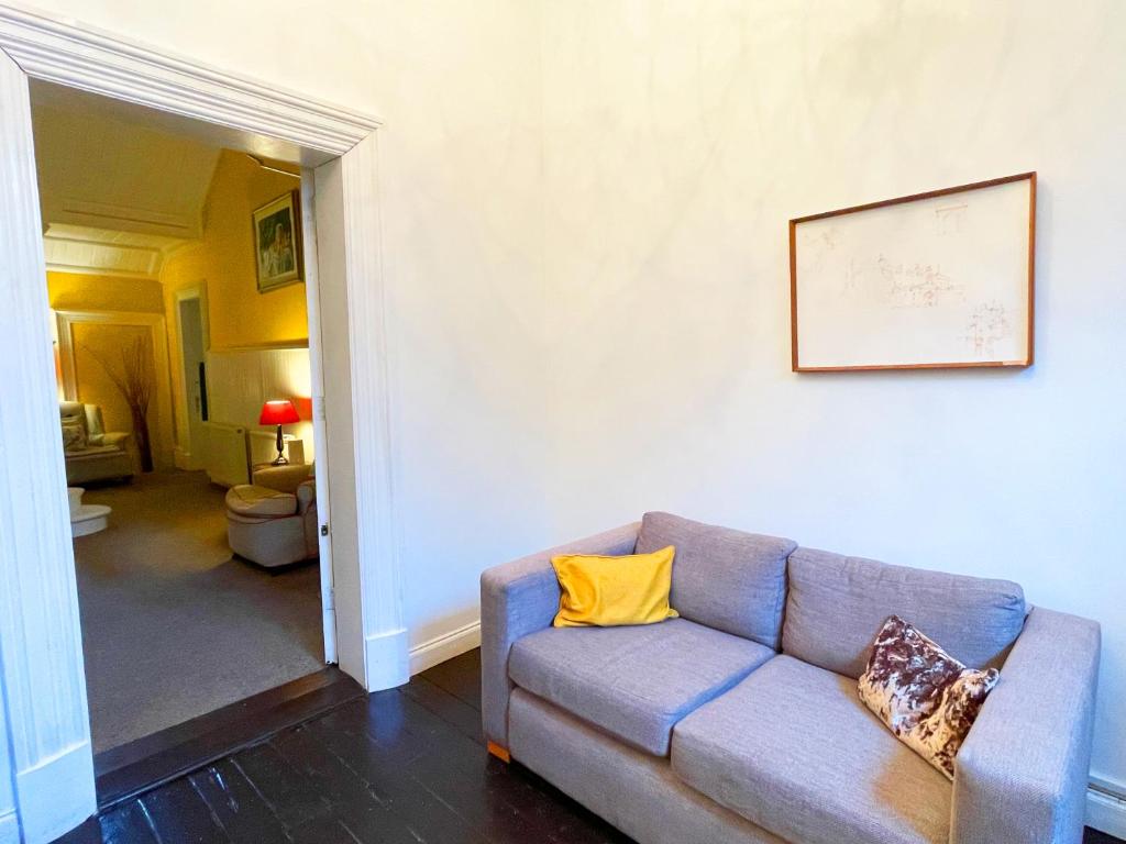 Posezení v ubytování Catcune Suite - Four Bedroom Split Level Apartment