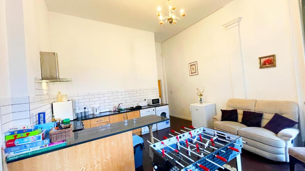 Kuchyň nebo kuchyňský kout v ubytování Catcune Suite - Four Bedroom Split Level Apartment