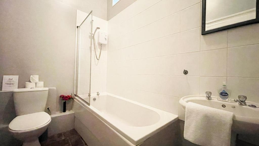 Koupelna v ubytování Catcune Suite - Four Bedroom Split Level Apartment