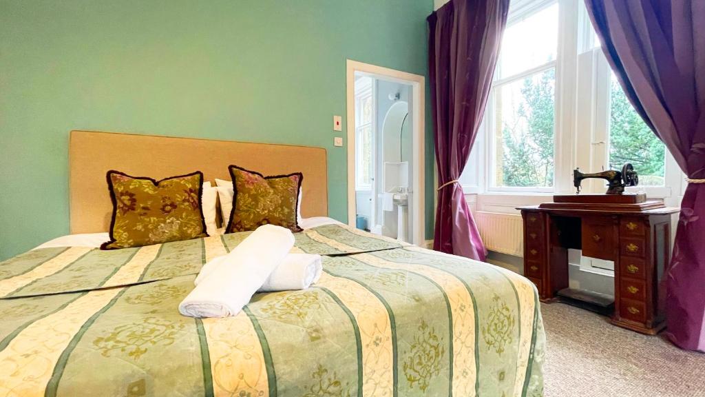 Postel nebo postele na pokoji v ubytování Catcune Suite - Four Bedroom Split Level Apartment