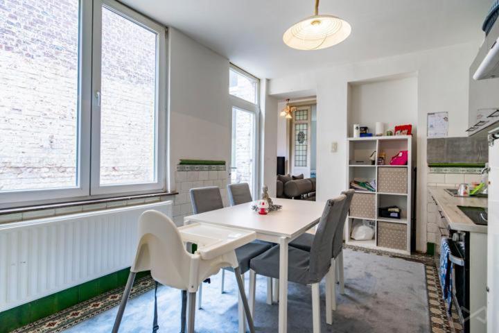 a kitchen and dining room with a table and chairs at Jumet 242 C Bruxelles-Charleroi-airport in Charleroi