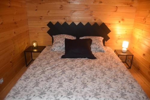 ein Schlafzimmer mit einem großen Bett mit zwei Nachttischen in der Unterkunft Chalet Bois Joli in Herry
