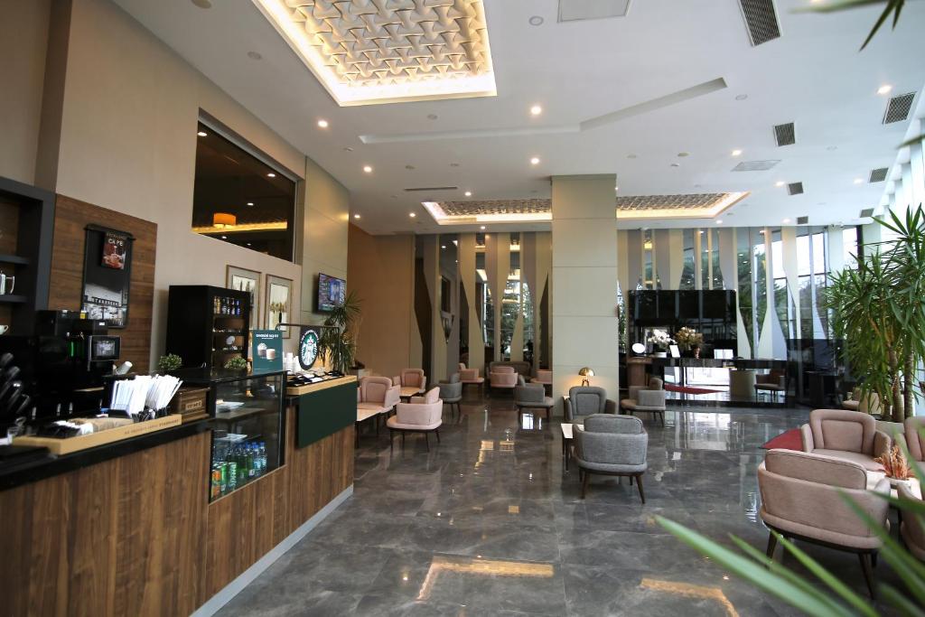 una hall con parrucchiere con sedie e tavoli di Hotel Excellence Inn a Ankara
